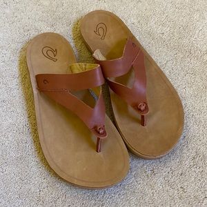 NWOT Brown Leather OluKai Flipflops